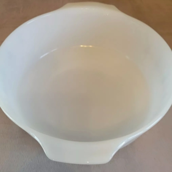 Anchor Hocking Blue and White Bakeware Bowl with Pouring Spouts - Picture 3 of 6